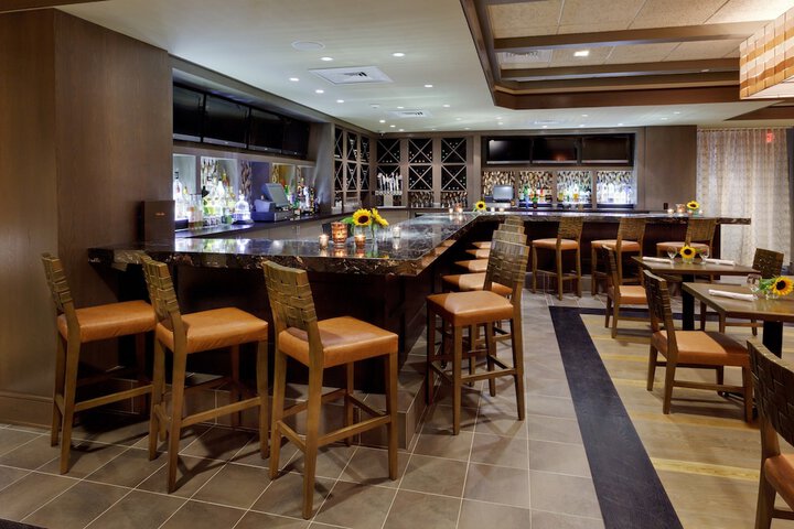 Lounge 26 of 32