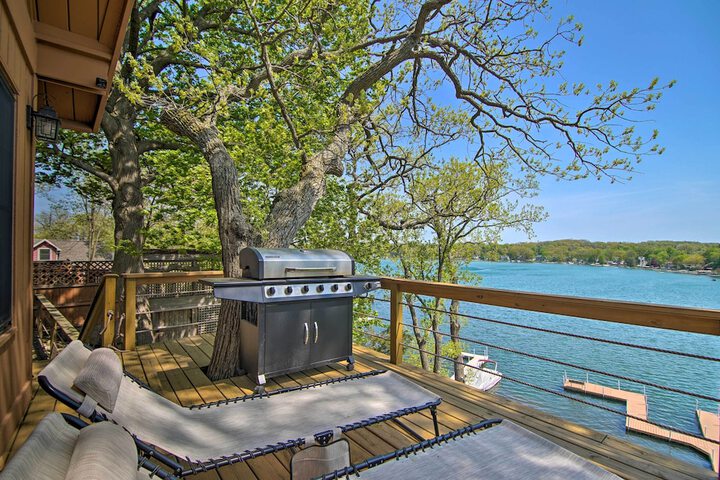 Serene Lakefront Escape: Boat Dock & Grill!