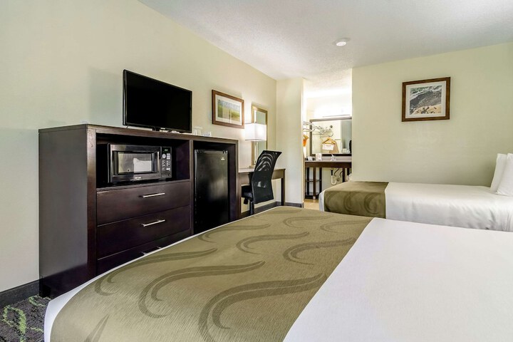Room 32 of 40
