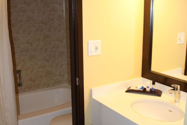Best Western Plus Emerald Isle Hotel
