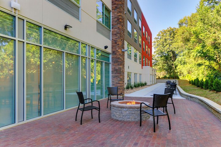 Holiday Inn Express & Suites Roanoke – Civic Center by IHG
