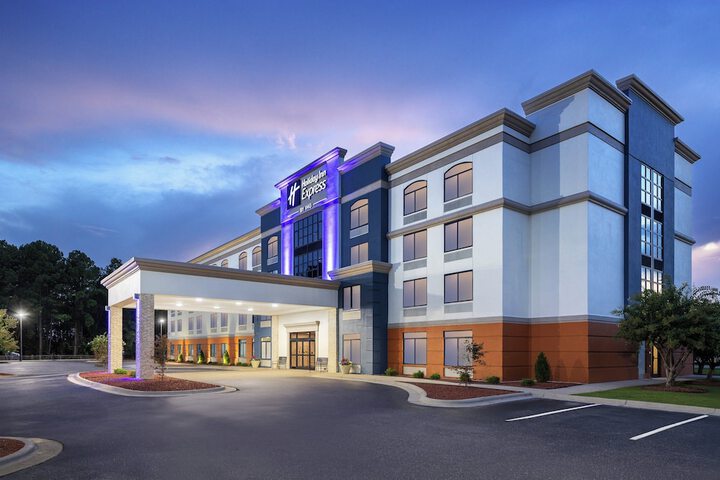 Holiday Inn Express Fayetteville – Fort Bragg by IHG