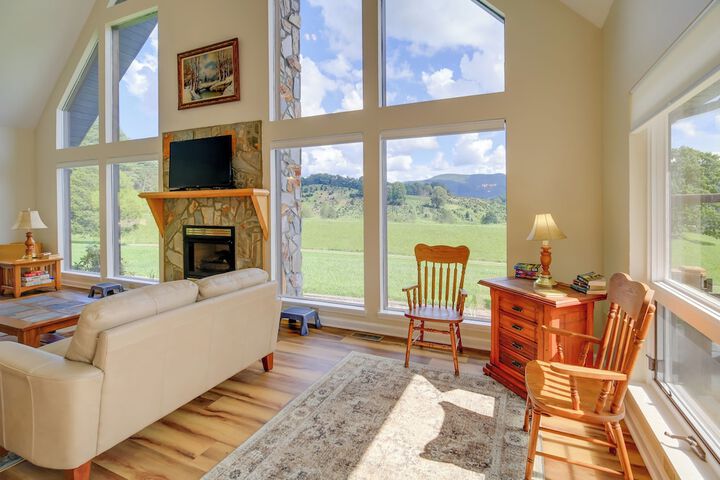 Secluded Mountain City Home w / Deck & Views!