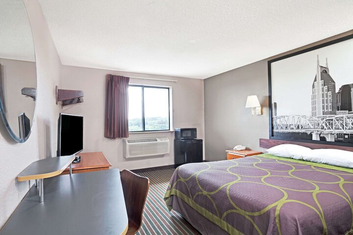 Super 8 by Wyndham Nashville / Dntn/ Opryland Area
