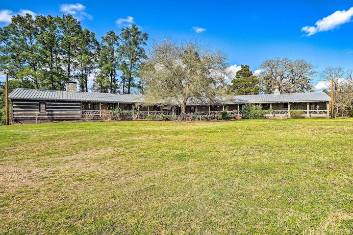 Lodge on Lake Siesta: Spacious La Grange Retreat!