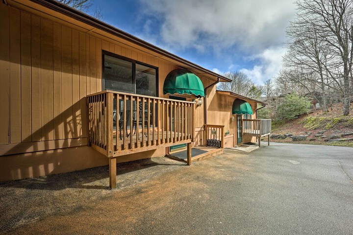 1 Mi to Skiing: Beech Mountain Condo w / Fireplace!