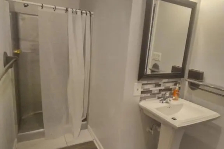 Premium Suite private bathroom w full house amenities rm 5
