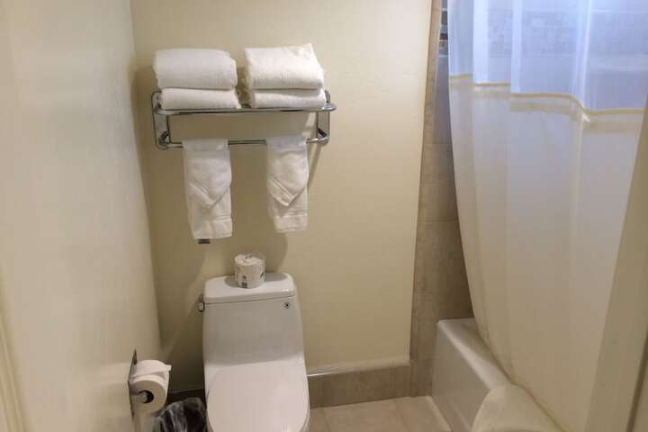 Room 32 of 38