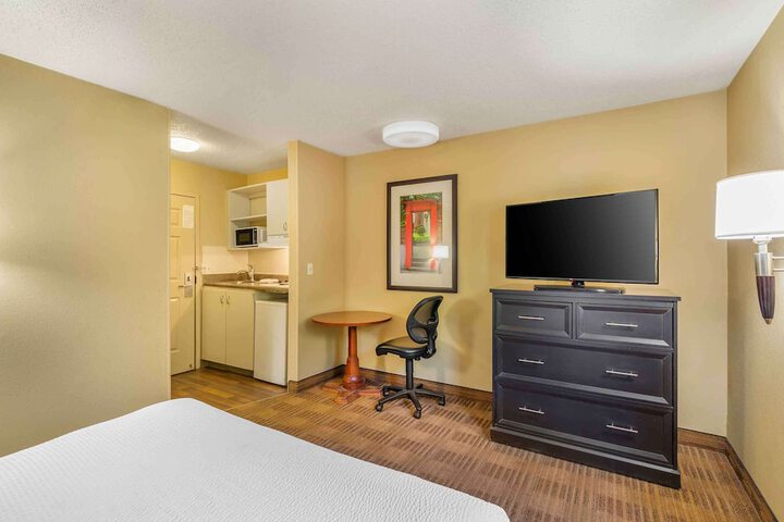 Room 6 of 25