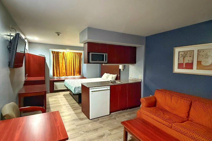 BlissPoint Inn & Suites Northwood