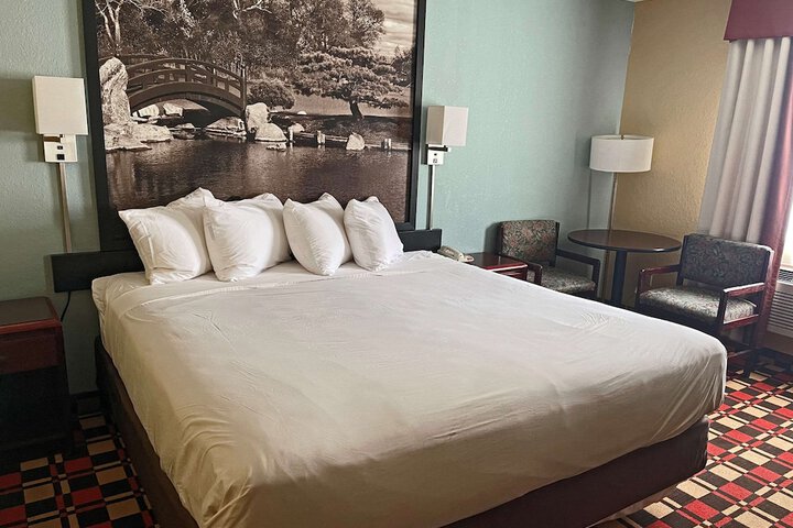 Room 4 of 10