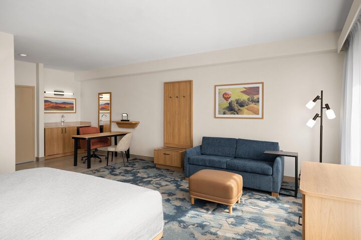 Hampton Inn & Suites Ontario
