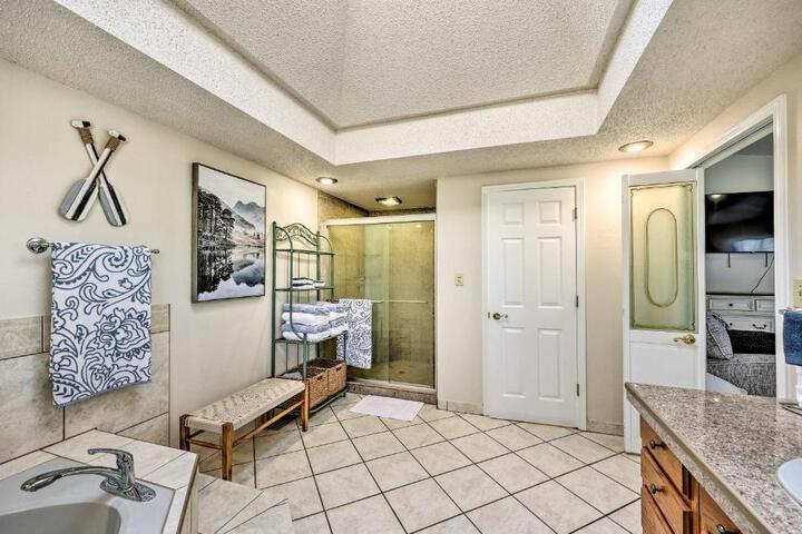 Private Pool: Lakefront Home in Hot Springs!
