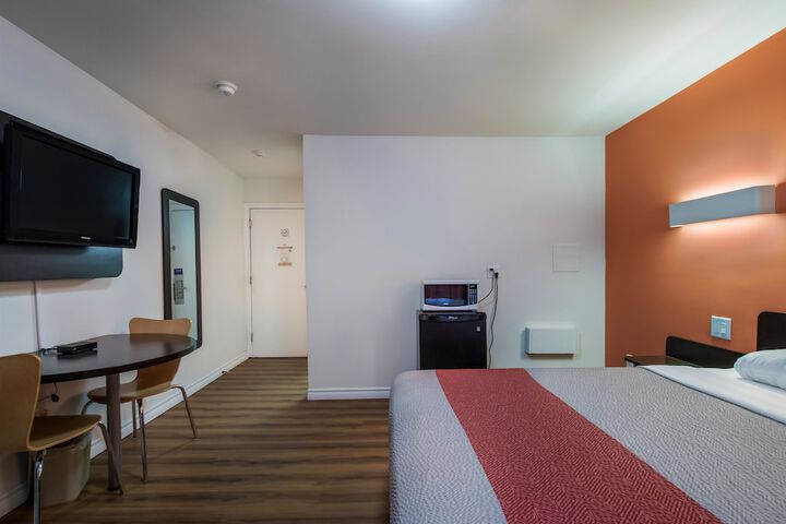 Room 11 of 28