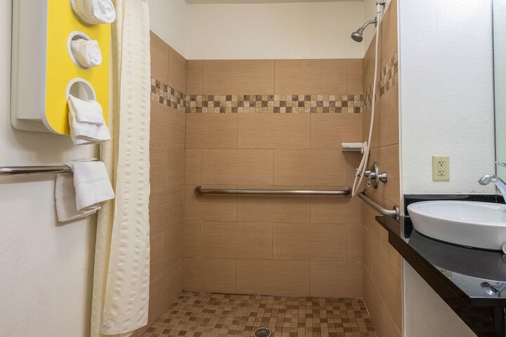 Room 21 of 34