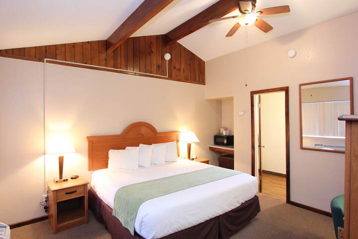 Oakhurst Lodge