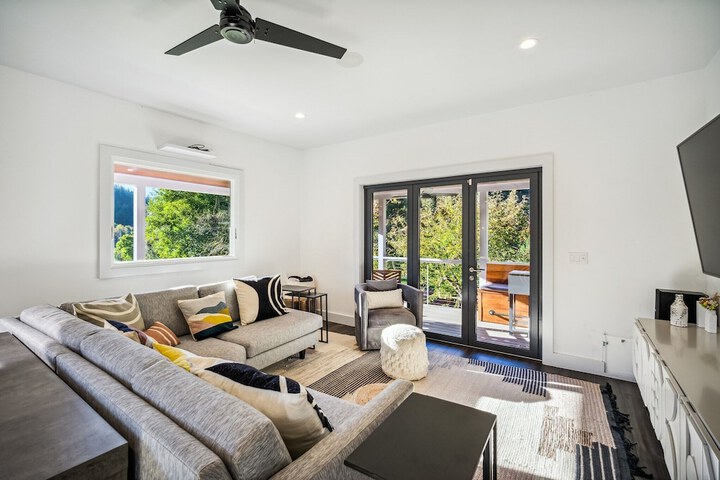 Pet’s FREE! Modern luxury steps from Russian River by Redawning