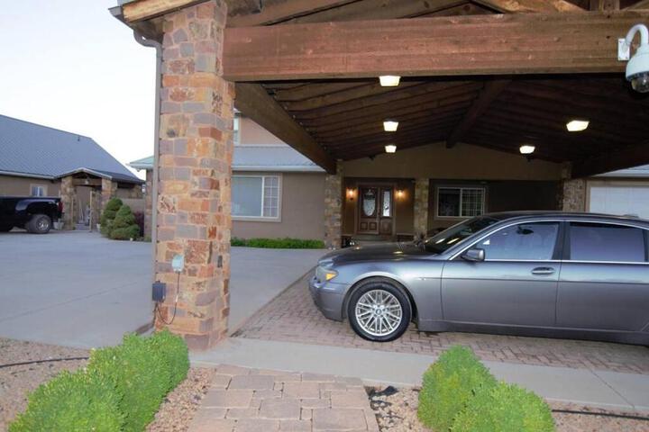 Tacit Shadow Resort Aviator Queen Suite Gym, Coffee Bar, Hot-Tub, Free Laundry, Food Available