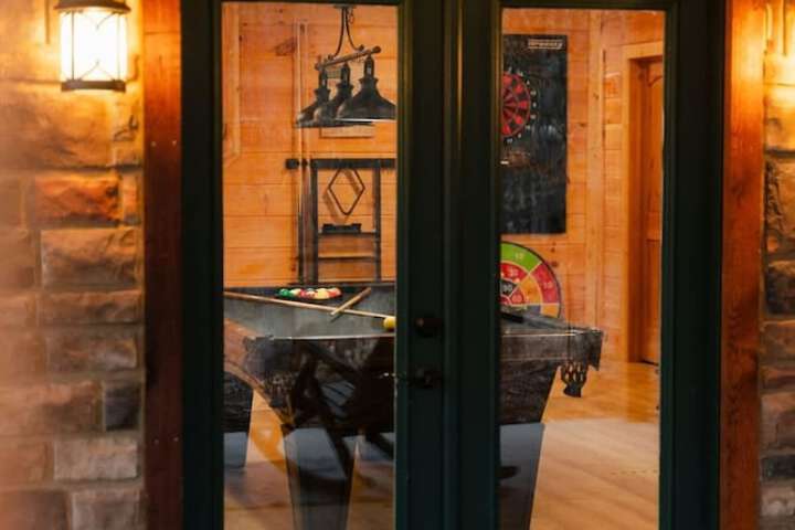 Sleeps 16! Luxury Cabin With Game Room & Hot Tub