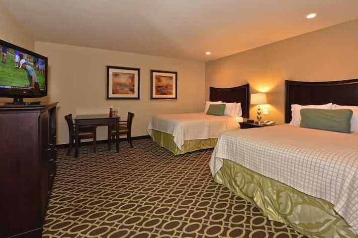 Sunday House Inn and Suites