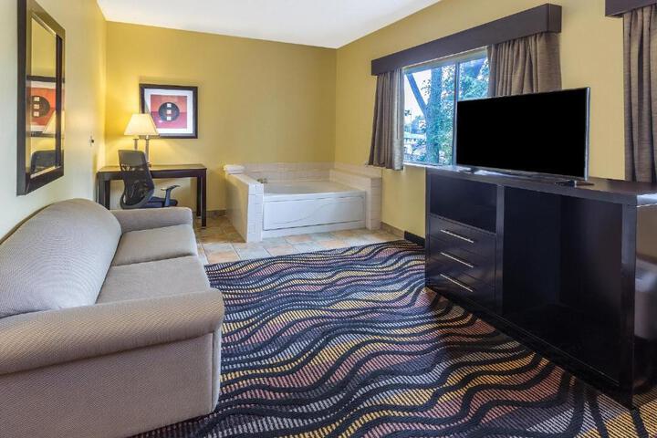 Rock Island Inn & Suites Streator IL