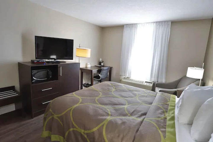 Super 8 by Wyndham Ajax / Toronto On
