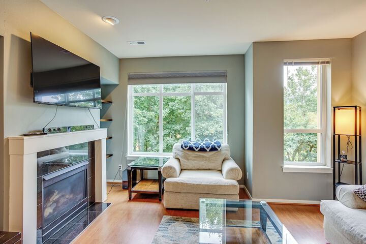 Walk to Local Shops & Eats! Quaint Issaquah Home