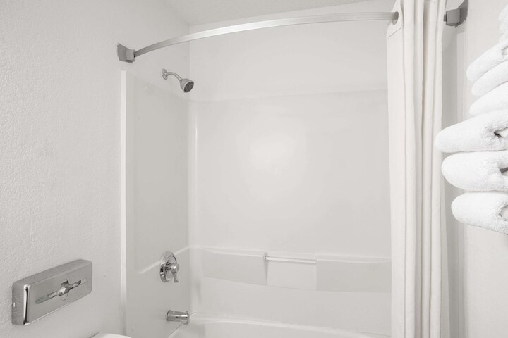 Room 16 of 28