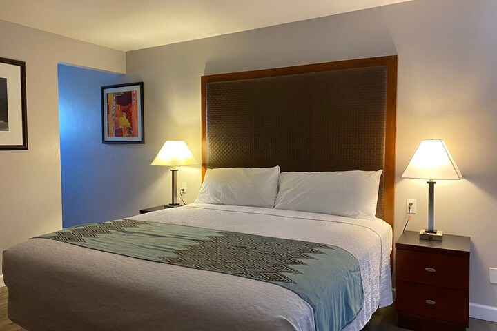 Room 27 of 33