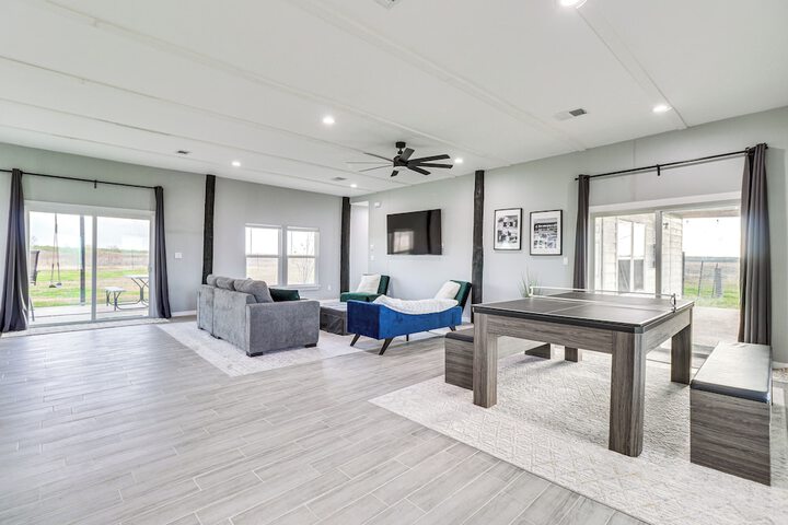 Modern Farmhouse in Del Valle: Rural Setting!