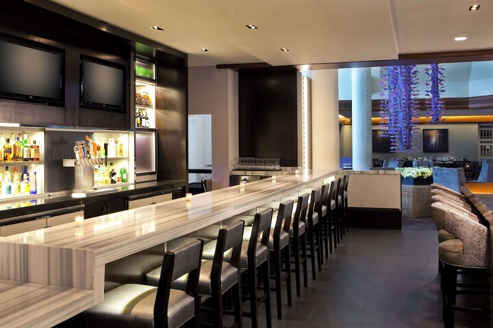 Lounge 86 of 92