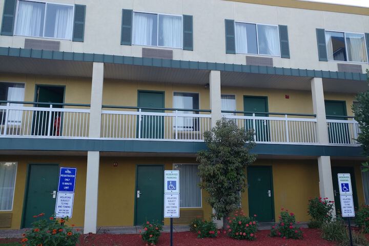 Super 8 by Wyndham New Cumberland