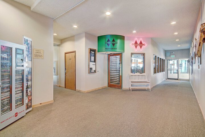 Ballroom/Hall 21 of 23
