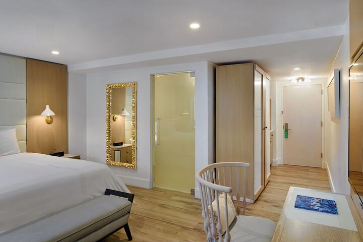 Room 17 of 32