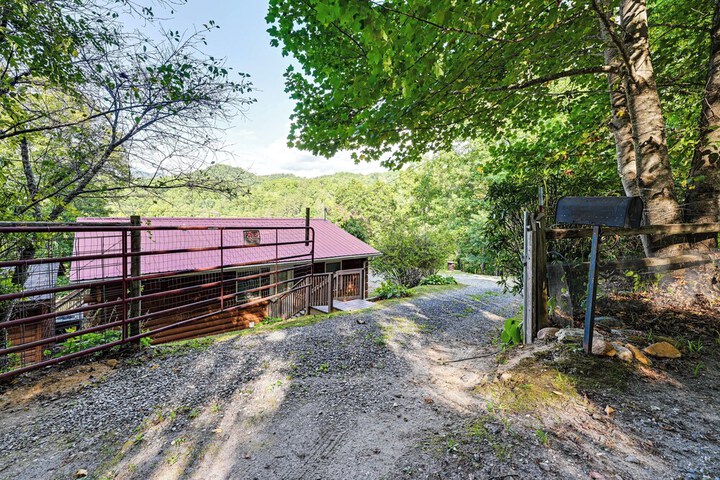Riverfront Cabin w / Mtn Views in Tuckasegee!