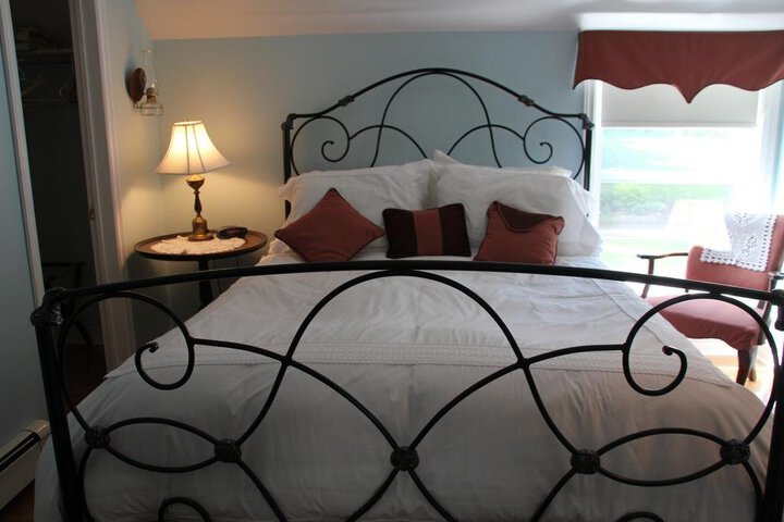 TULIPS AND THISTLE BED & BREAKFAST