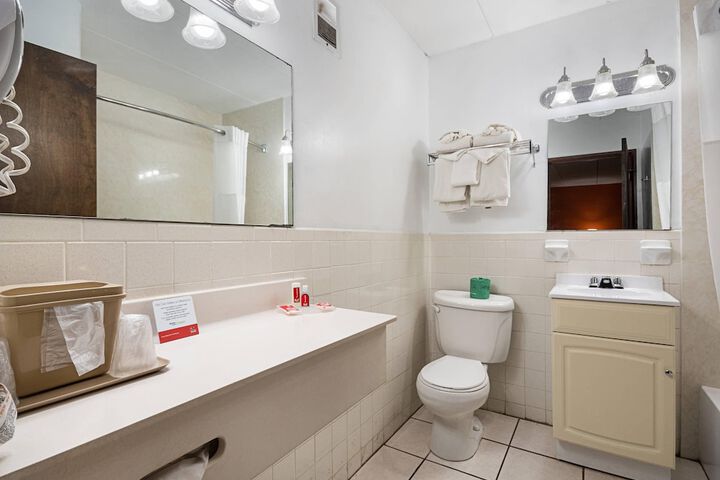 Econo Lodge Inn & Suites Windsor Locks Bradley Airport
