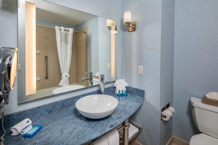 Holiday Inn Express and Suites Modesto by IHG