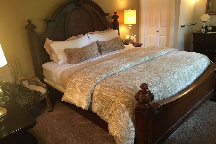 PineCrest Inn