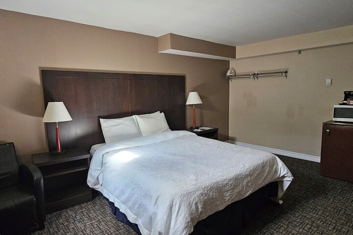 Room 5 of 16