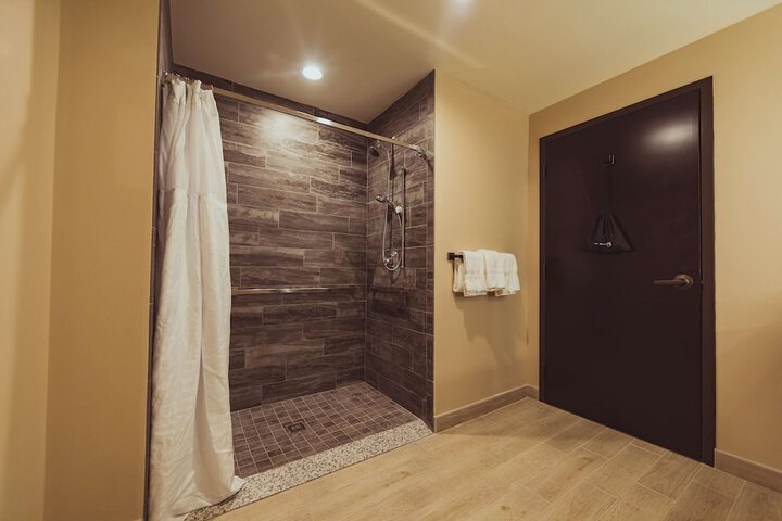 Room 45 of 215