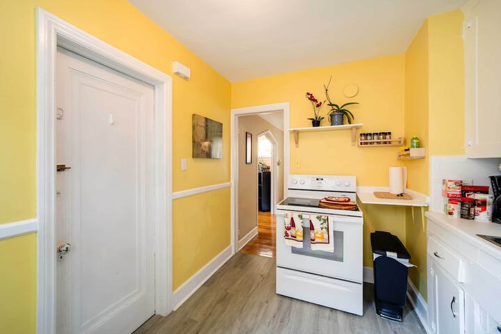 Ferndale Apartment w / Yard - Near the Detroit Zoo!