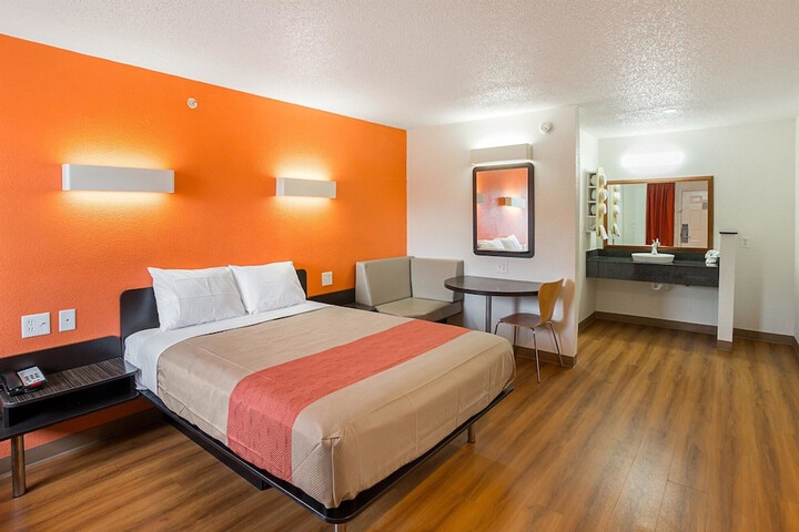 Motel 6 Grand Prairie TX - Near Six Flags Drive