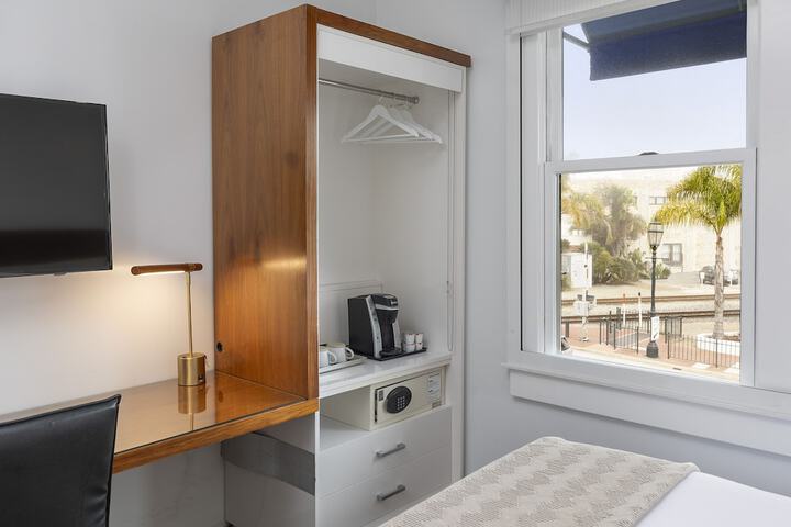 Room 10 of 37