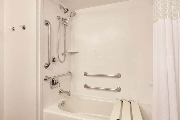 Room 32 of 59