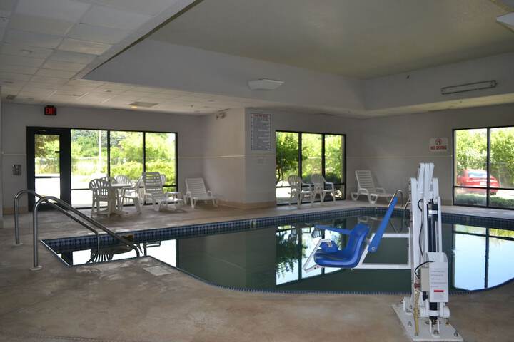 Super 8 by Wyndham Germantown / Milwaukee