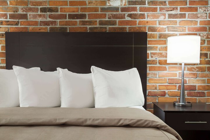 Room 6 of 28