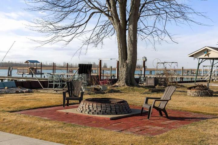 Lakeside Bliss 2BR 1BA with All Modern Comforts