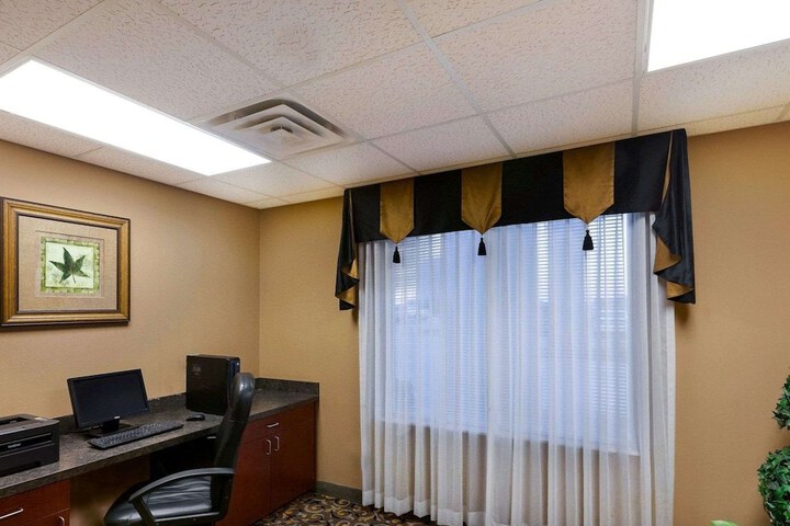 Business Center 53 of 57
