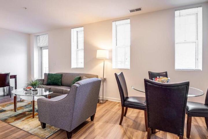 Gorgeous Apt with Kitchen